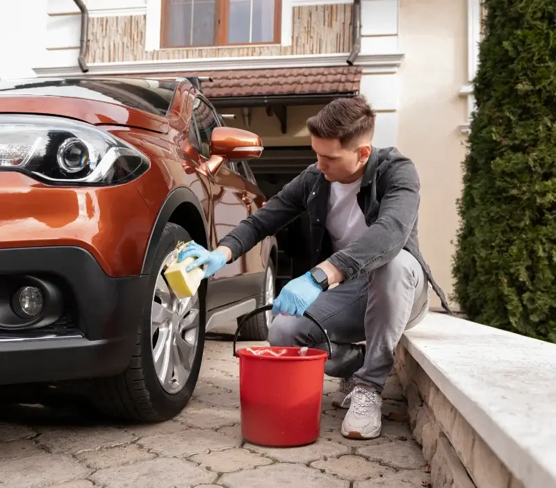 Lavage auto à domicile Marcilly-en-Beauce : professionnel intervenant sur un véhicule
